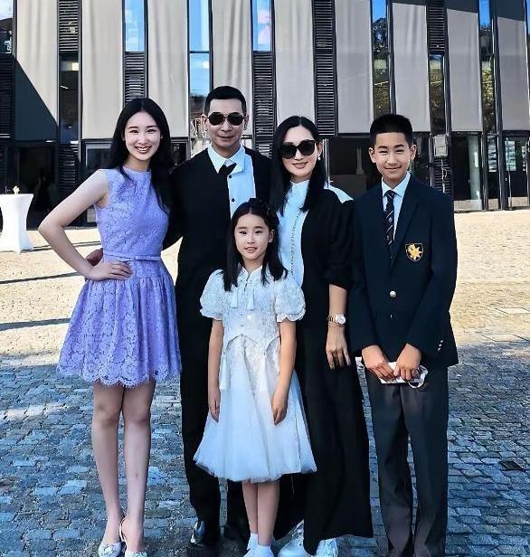 赵文卓这家人，真是越看越有意思。他家女儿赵子仪，读的是瑞士罗萨贵族学校，一年学