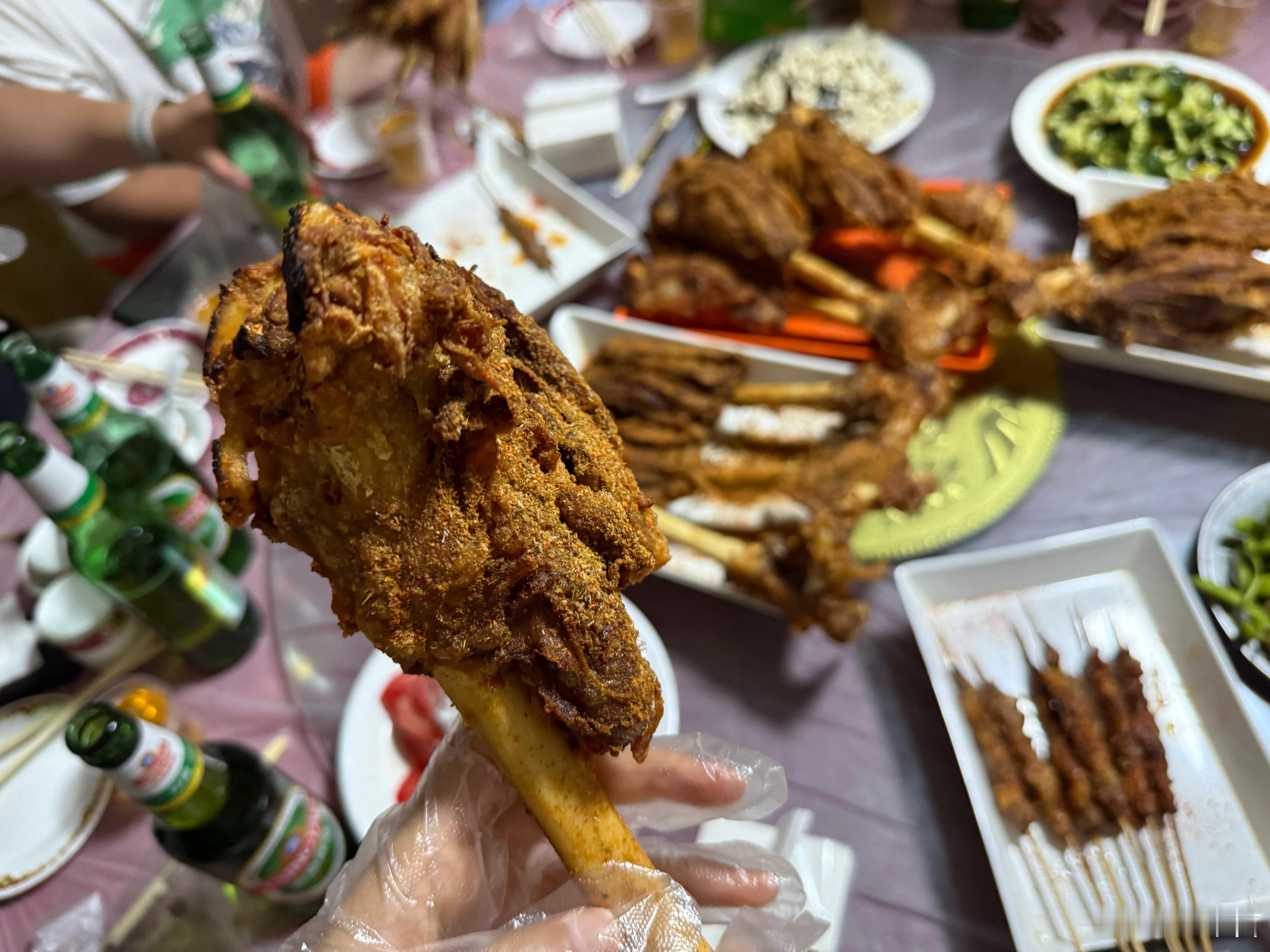 昨天在张家口一个小店吃烤羊腿！肉外脆里嫩，真的太香了！​​​