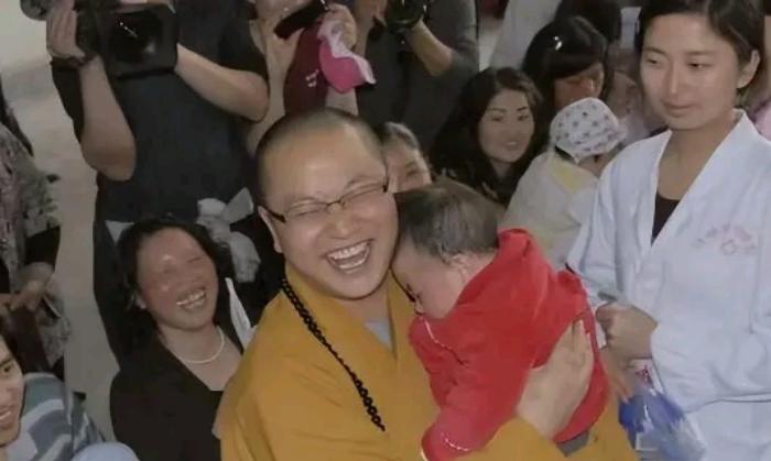 汶川大地震发生时，出现了至今无法用科学解释的奇迹！什邡市罗汉寺的素全法师站在