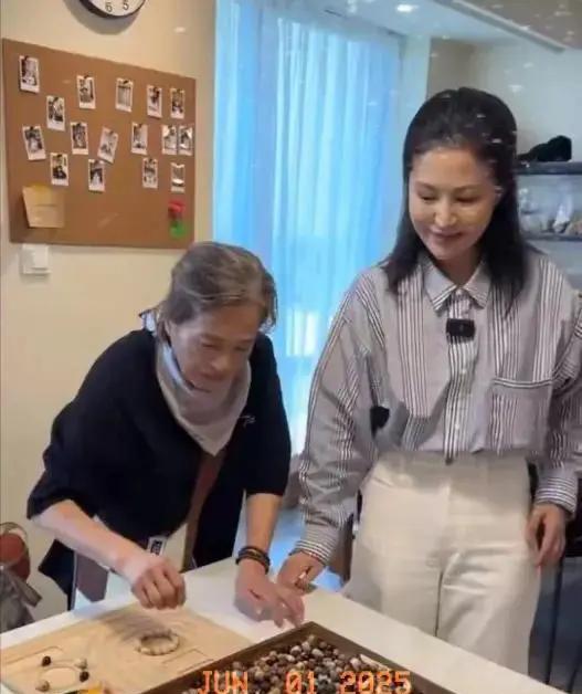 上海。封城第二个月。深夜。600平复式里啪地一声，三套灯光系统依次熄灭。这