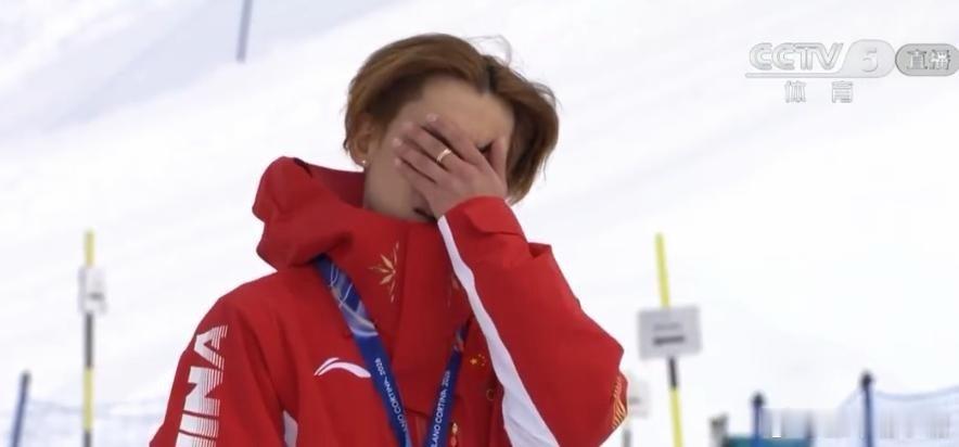 真的被苏翊鸣狠狠戳到了😭听着国歌响起，少年红着眼眶哽咽歌唱，那一刻的骄傲、激动