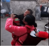 三胞胎妈妈哭了, 孩子没人帮忙带, 自己还要做家务