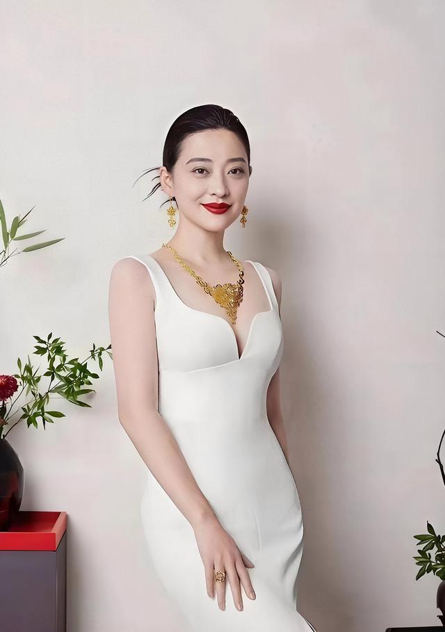 梅婷皮肤白到发光，可我最羡慕的偏偏不是这个梅婷出道起点很高，年纪轻轻就拿下