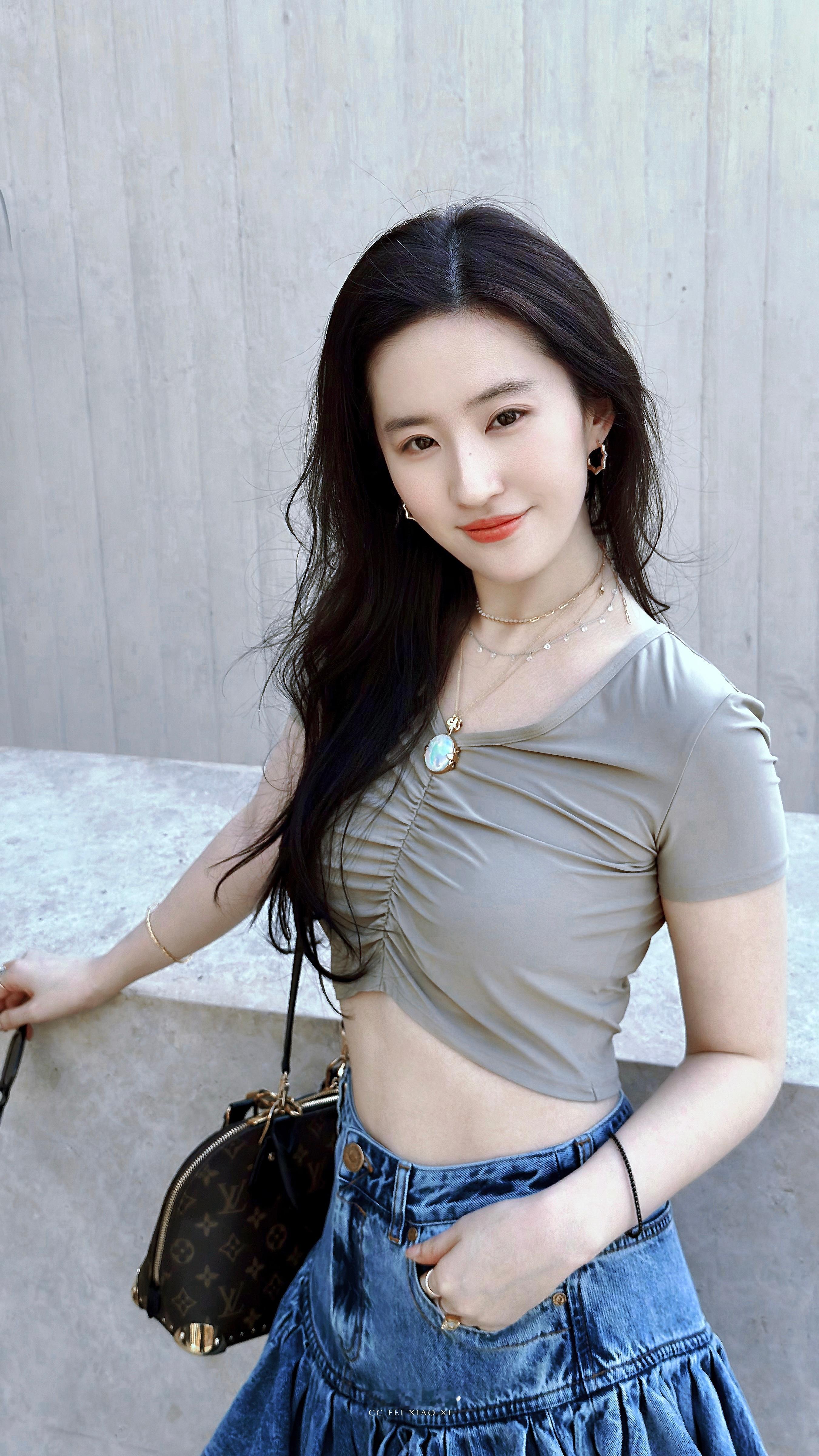 ▷刘亦菲×仙の日常|我们仙宝寄来明信片啦·刘亦菲·刘亦菲又被猫挠了吗