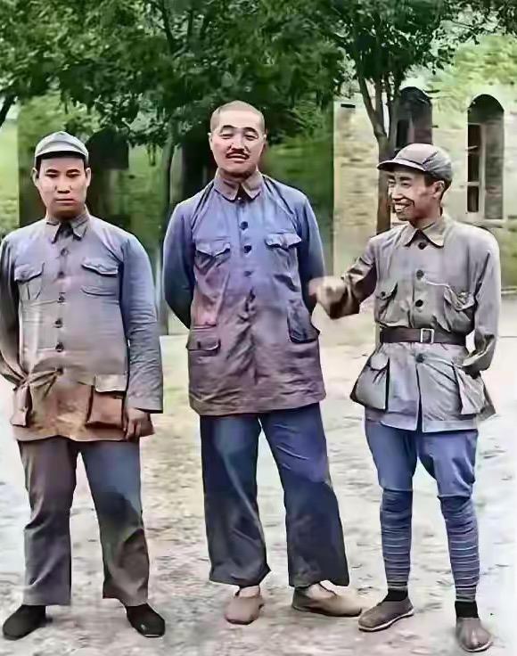 这是贺龙元帅和两位“独臂将军”的真实合影，都看看吧，这可不是演员扮演的。这是