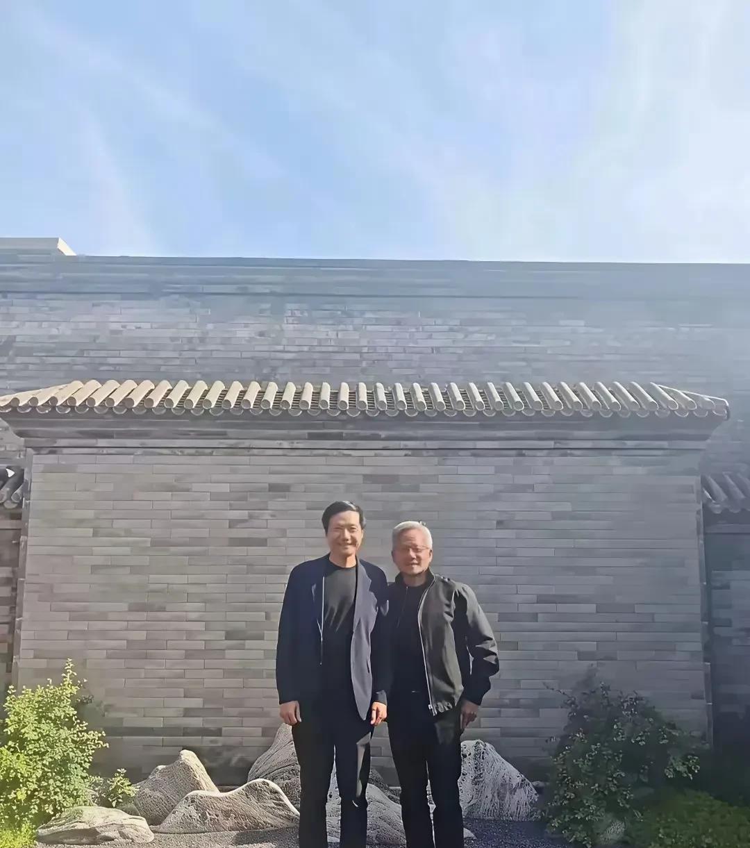 为了配合黄仁勋的皮夹克，雨田同志也穿了西服外套，就是不怕热。不过这么大年纪了，穿