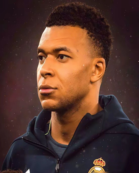 皇马高层急坏了，姆巴佩坚决不在欧冠出战同意书上签字。为啥他敢这么硬气？原来左膝后