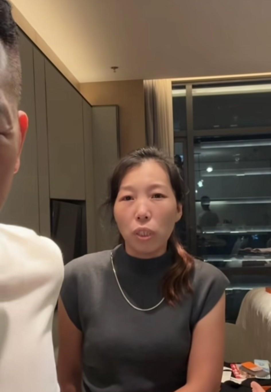 从昨天开始，安娜从巴基斯坦回来后，就开始老是哭闹，还拿手机给远在巴基斯坦的苏美拉