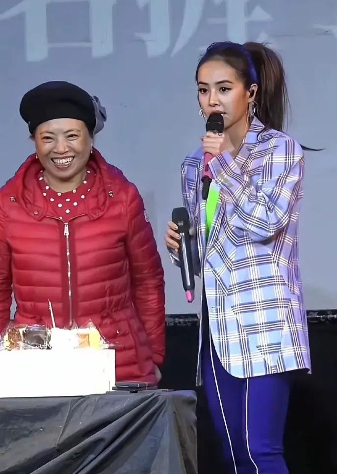 不敢相信，这是蔡依林和她妈妈。太接地气了吧。
