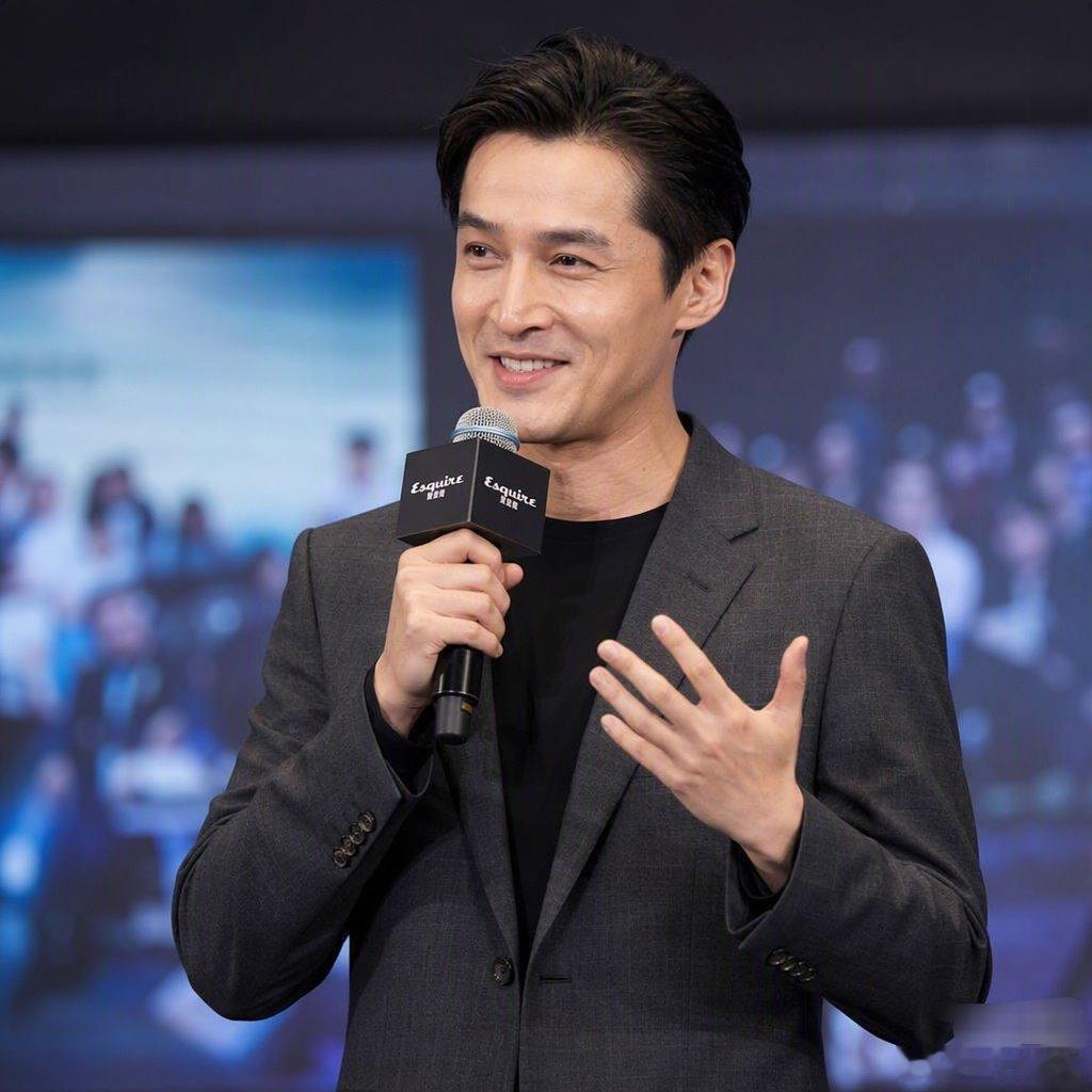 胡歌调侃自己排第八胡歌这次在招商会上调侃自己排第八，说按笔画算“九转大肠”该排