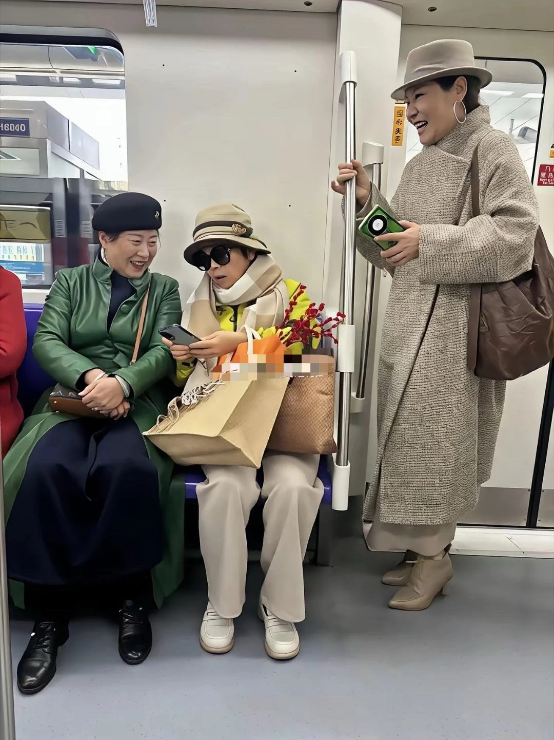 上海人的精致刻在骨子里了，坐地铁都打扮的美美的