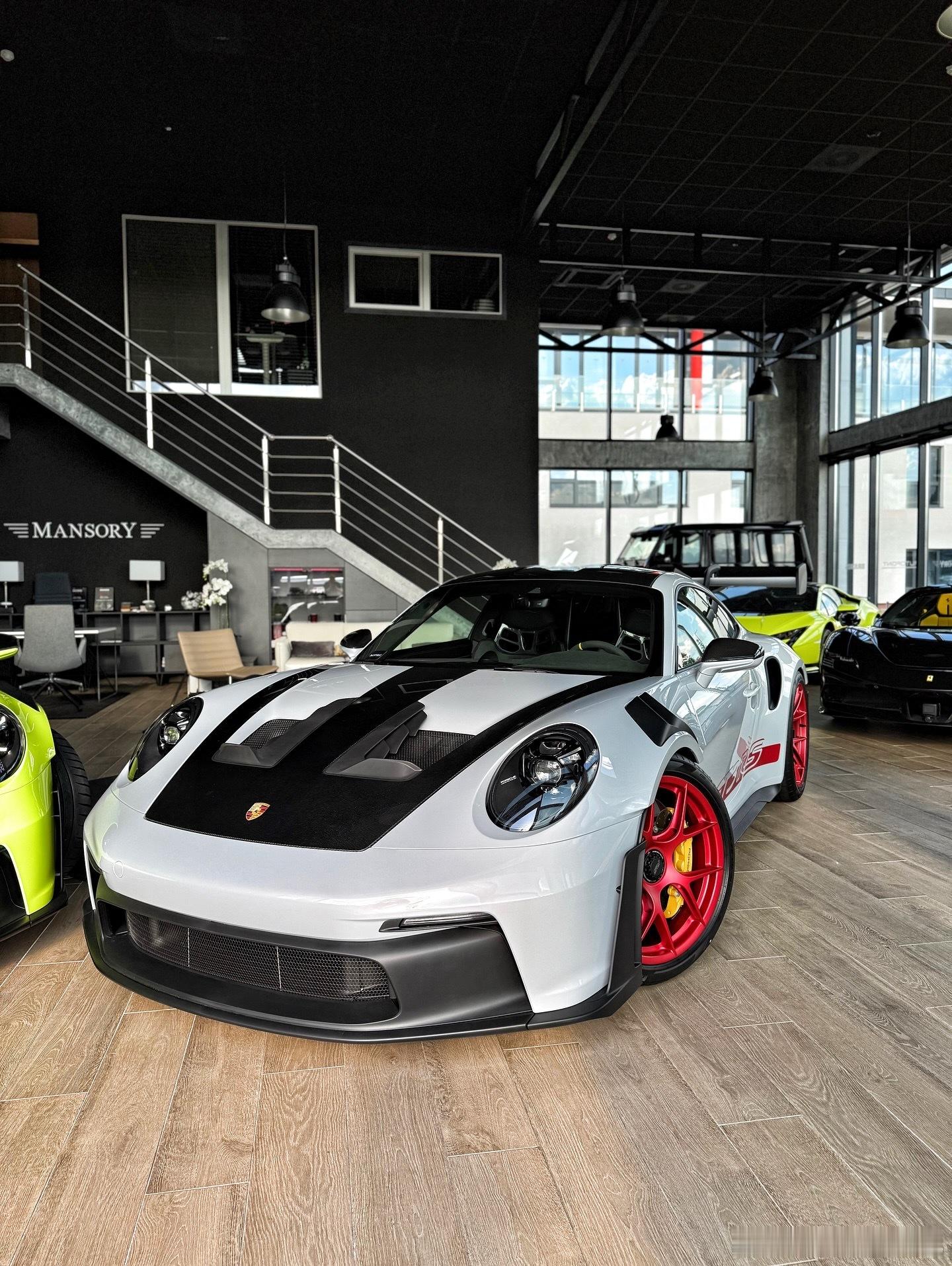 最近，两辆保时捷911GT3RSWeissach车型找到了它们的新家。😎