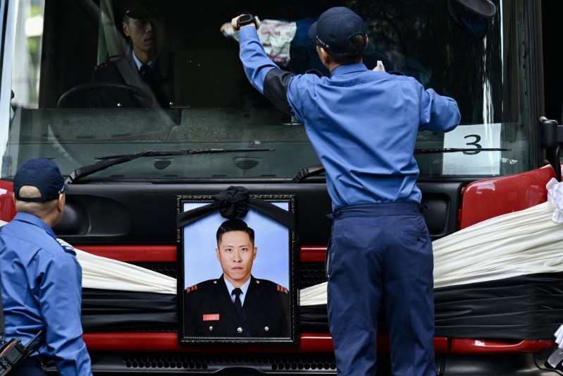 【香港宏福苑大火消防员殉职续：单独行动推测系为协助疏散居民】南都N视频记者获悉，