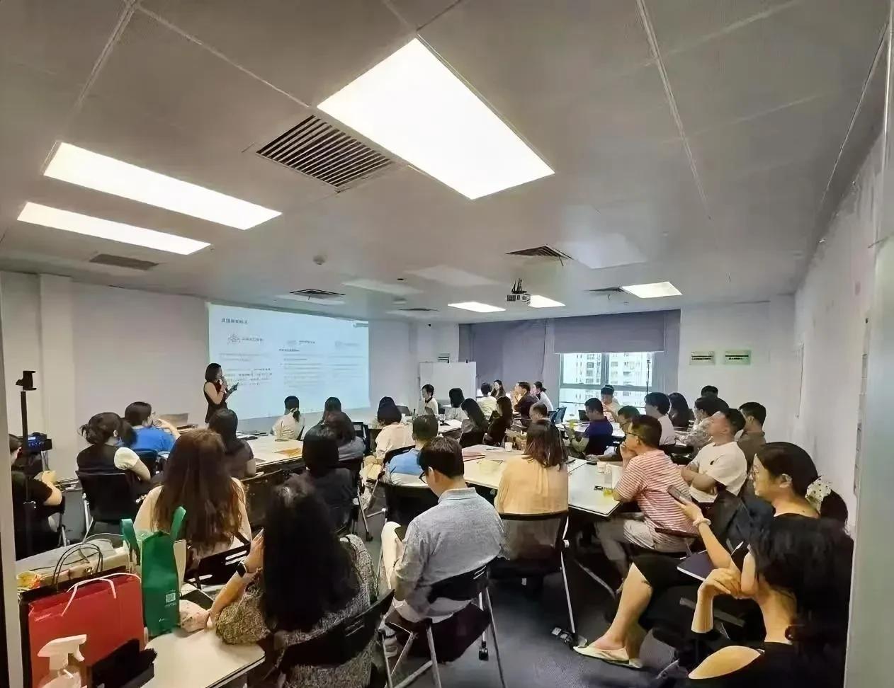 新来不久的商务主管参加了一个内部项目会，会后懵逼的问我们：自己会上提出的问题，本