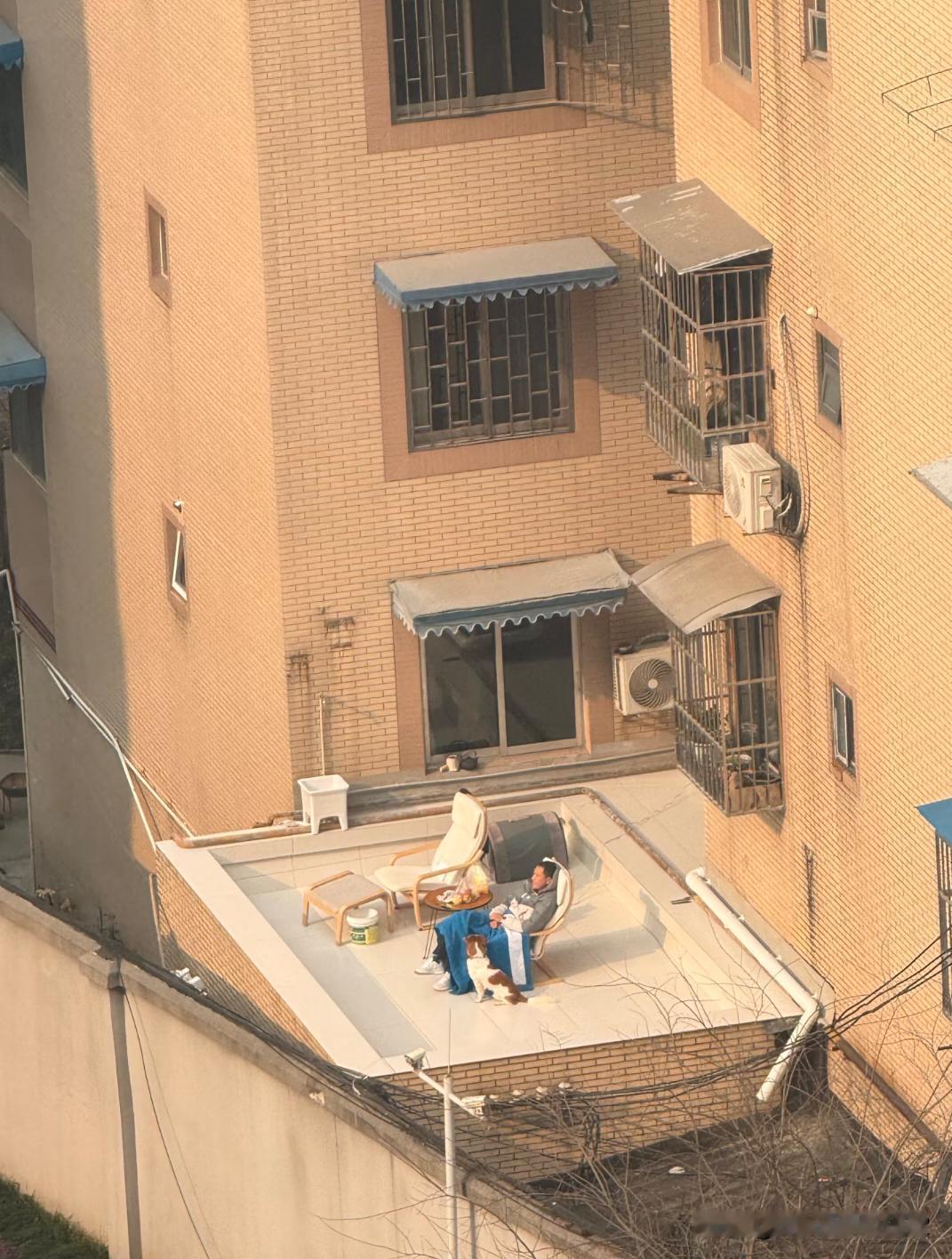 此刻对面这位大哥的幸福感已经拉满。四川冬天的阳光是多么的珍惜，买不起