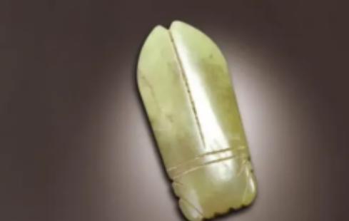 1997年，一块老玉佩戴了十年,女子花了500元买下，至今佩戴已有十年。那天