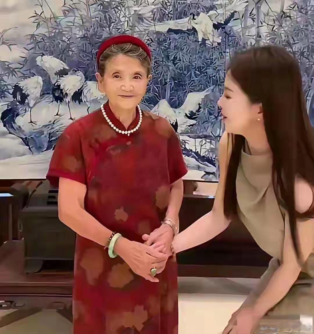 黄圣依离婚是正确的，杨子的妈妈太会装了，你看对儿子新女友有多满意，真是翻脸不认人