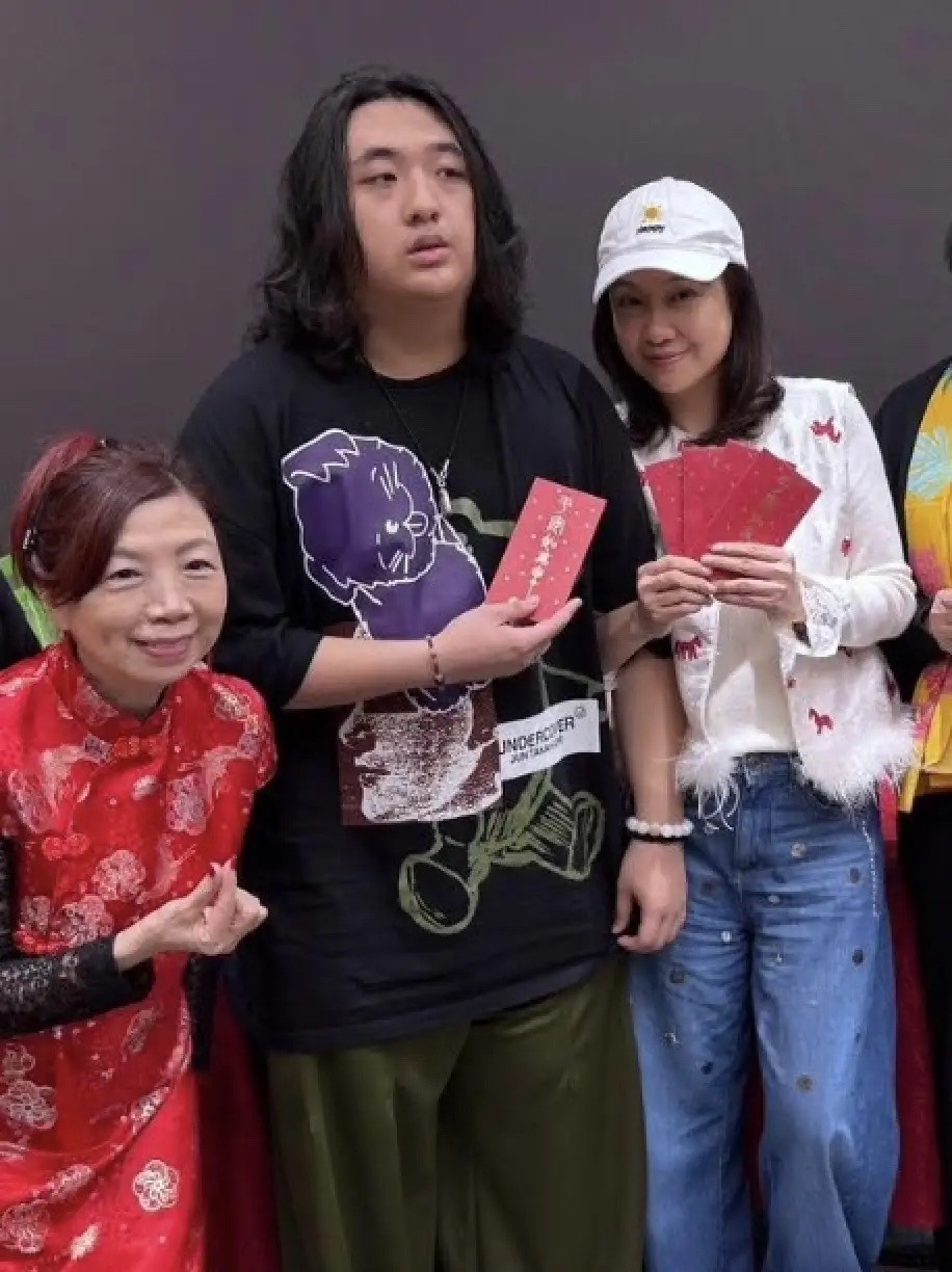 吴镇宇17岁儿子近照曝光，长发卷曲身材圆润，与父母团拜全场最高！