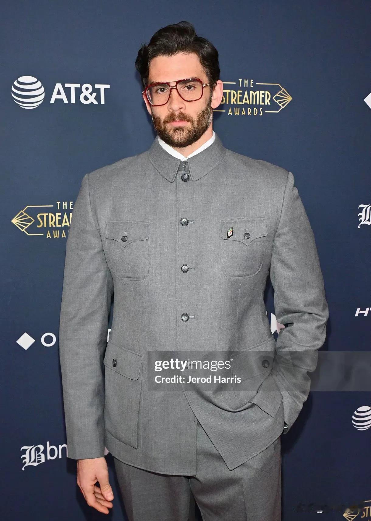 美国博主去天安门看升旗直呼满是荣誉感，说中国安稳有序才叫真正常，参加全美博主颁