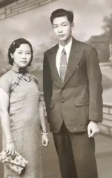 1917年，40岁军阀王德庆病逝。临终前，他偷偷留给17岁小妾30万大洋，嘱咐小