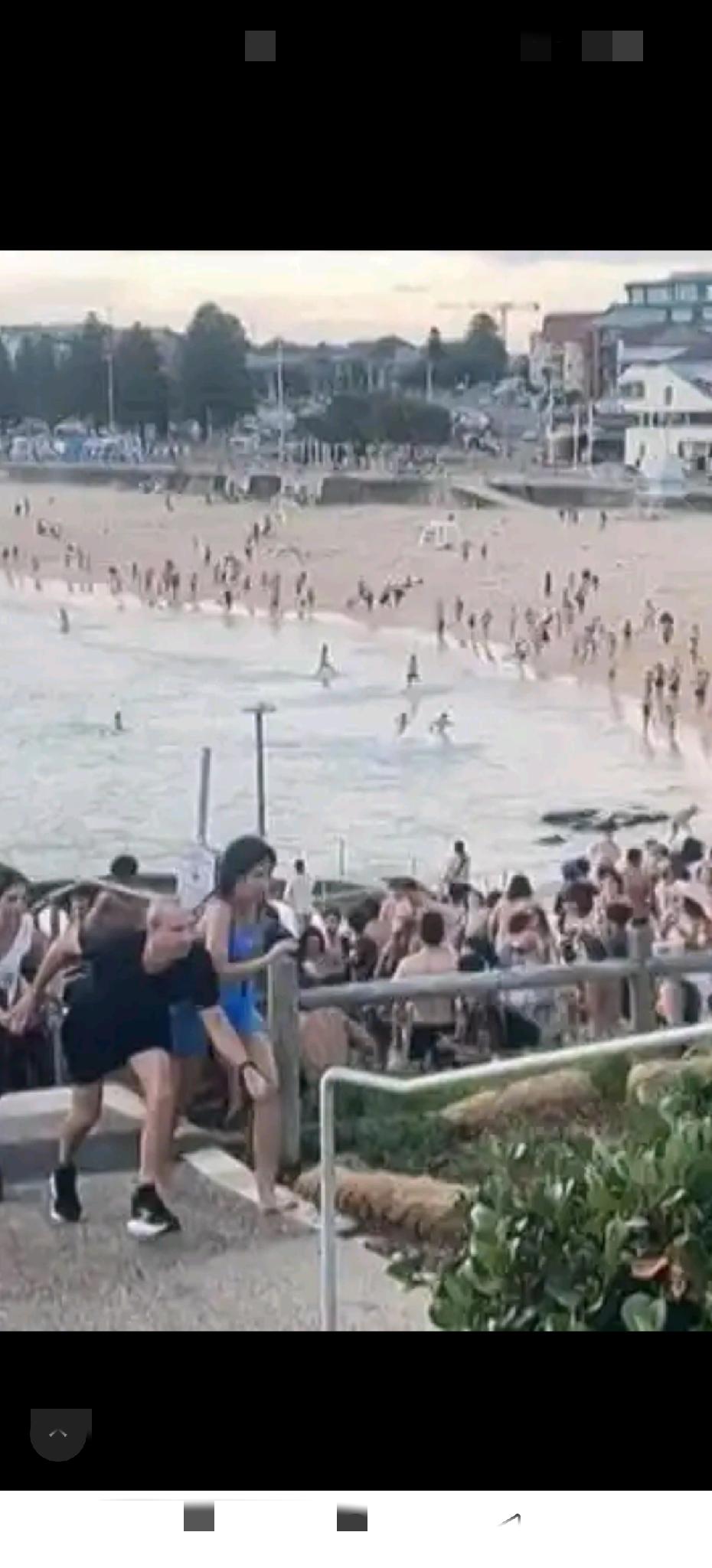 在恐怖袭击中勇敢夺枪的澳大利亚英雄，其实面临三重生命危险，但是他成功了。当地