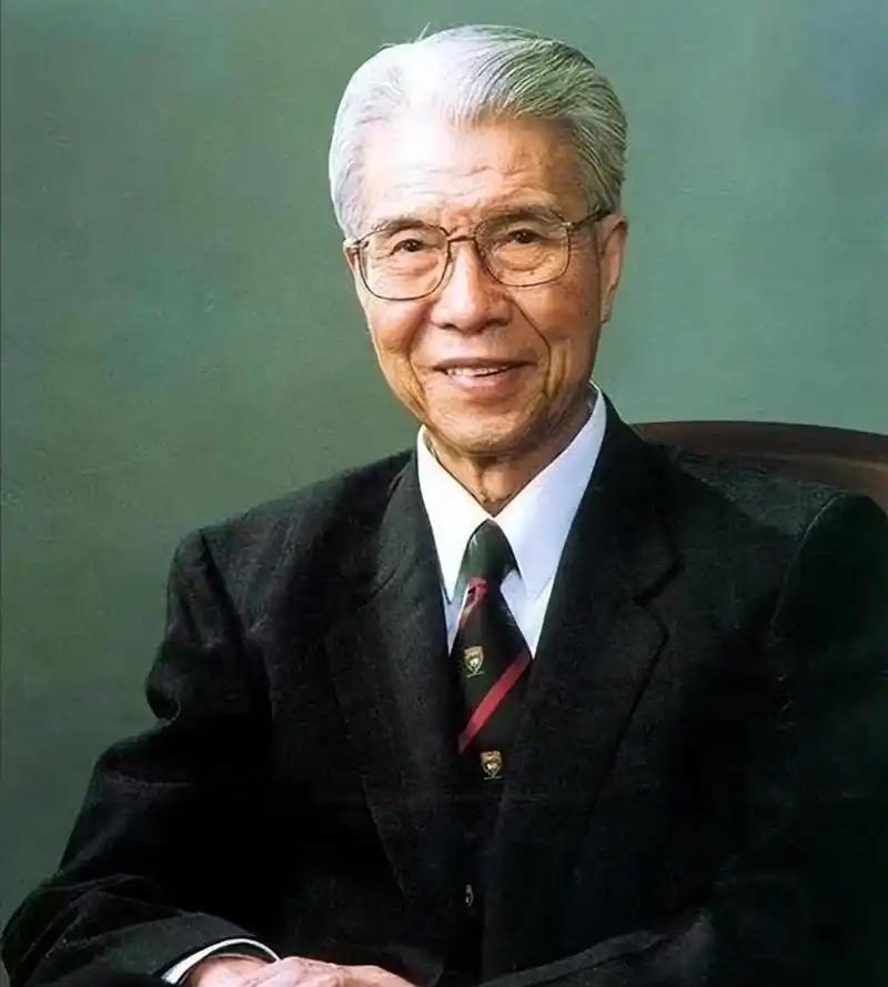 1948年，他无视妻子的反对，拿着小刀划开了出生仅3天的女儿的后背，看着女儿奄奄