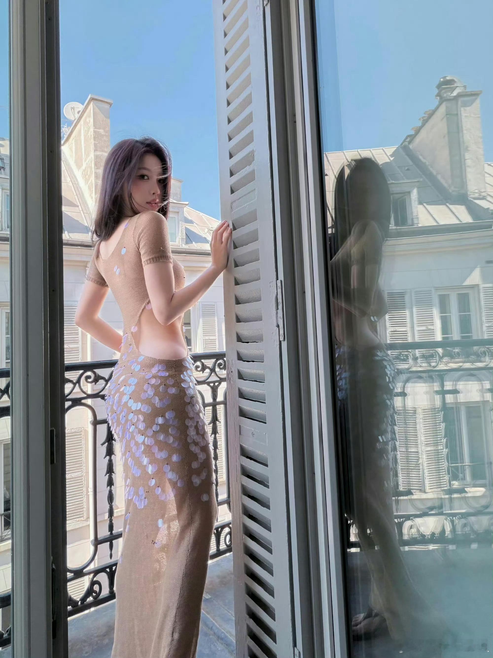 虞书欣ins发图了，真是一条美人鱼🧜♀️啊。这条裙子只有高妹才能驾驭的住