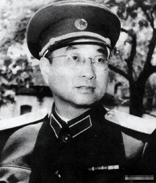 洛阳战役中，我军将青年军第206师彻底消灭。望着满地横躺竖卧的学生兵遗体，陈赓脸