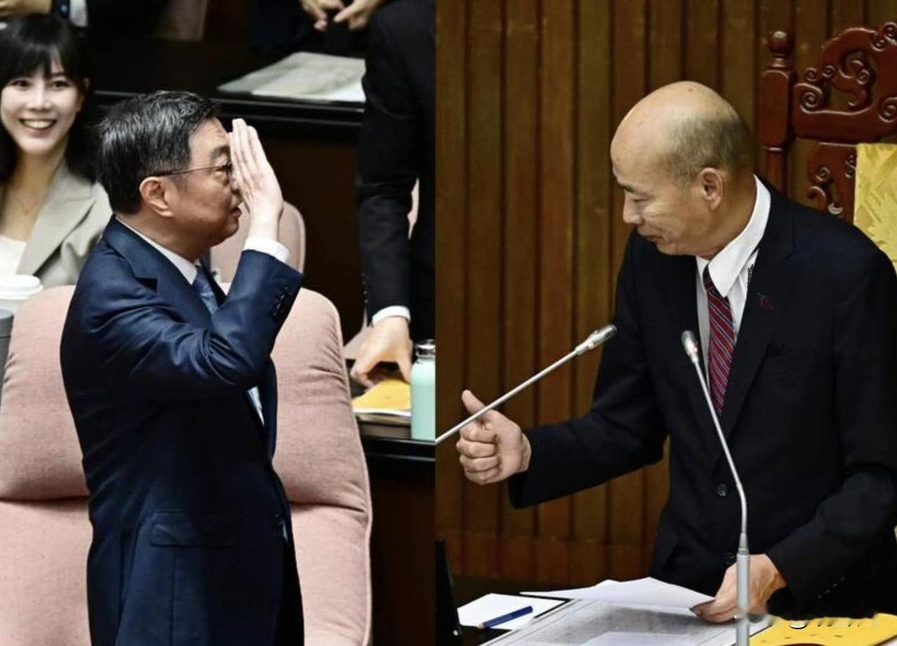 韩国瑜对卓荣泰竖起大拇指👍。9月29日，岛内“立院”迎来新会期，卓荣泰率各