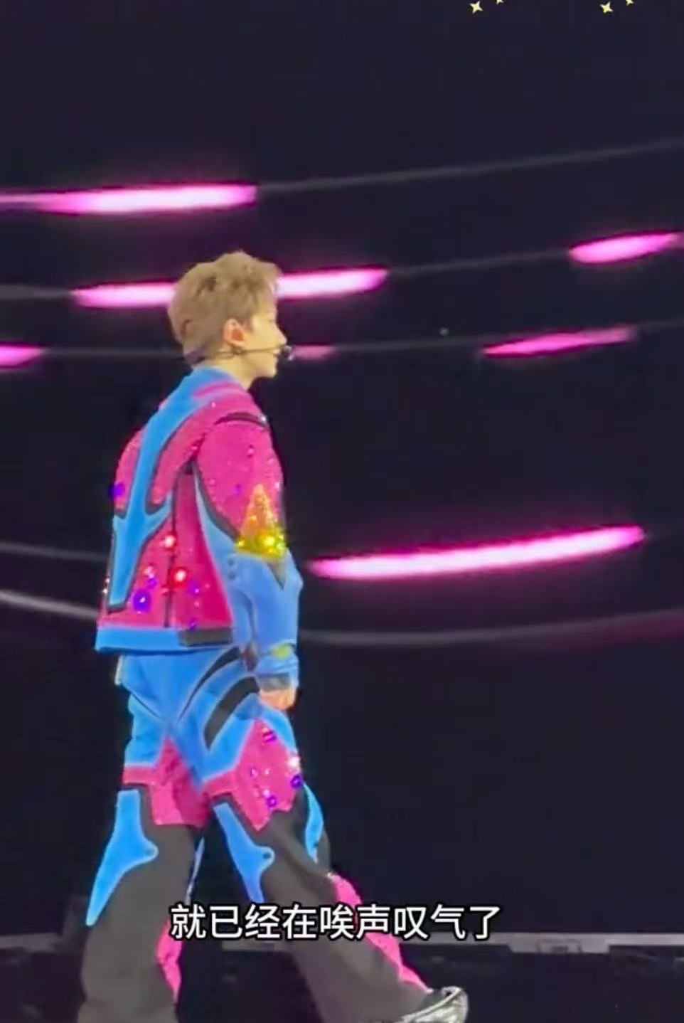 汪苏泷怎么用大水缸补水啊汪苏泷补水名场面笑翻全网，蹦迪前抱着大水缸，比脸还大，