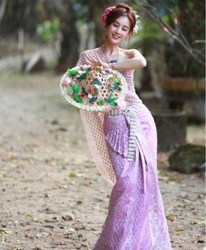 黄圣依和妈妈的傣族旅拍中，她的人鱼造型超有感觉！舞动时裙摆与桥影成双鱼尾，民族元