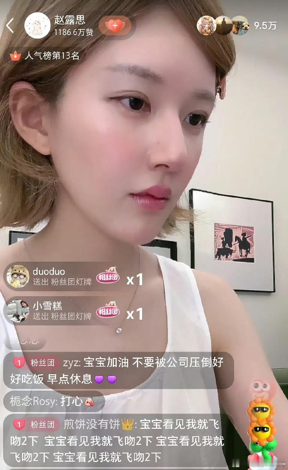 赵露思直播给粉丝看她画的手绘，好可爱啊[爱心][爱心]​​​