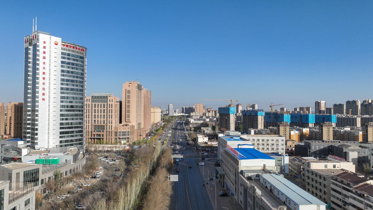 《银川基地》：长庆油田常把自己的生活、生产区域称为基地，这与油田的解放军文化有关