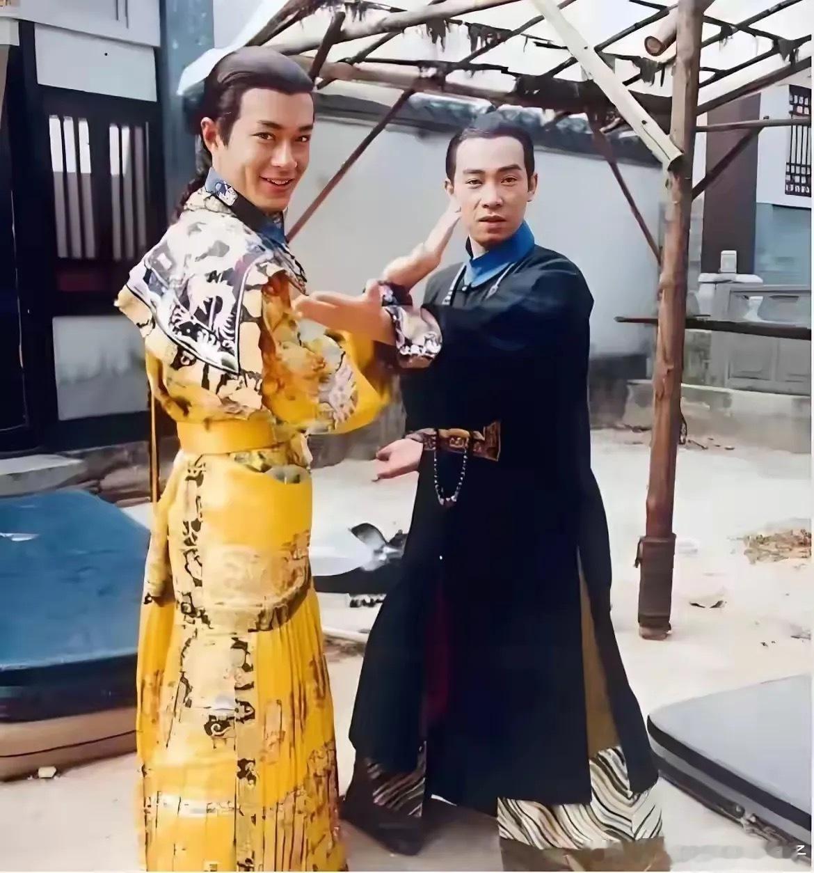 老照片九十年代古天乐陈小春片场珍贵合影​​​