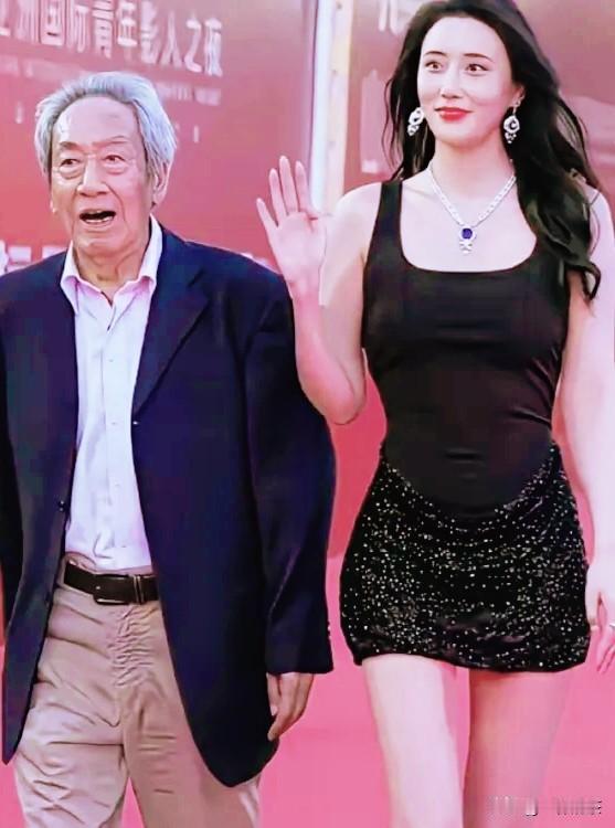 八十岁的老戏骨王奎荣娶了娇妻，这本就足够吸睛，更让人跌破眼镜的是，年轻貌美的妻子