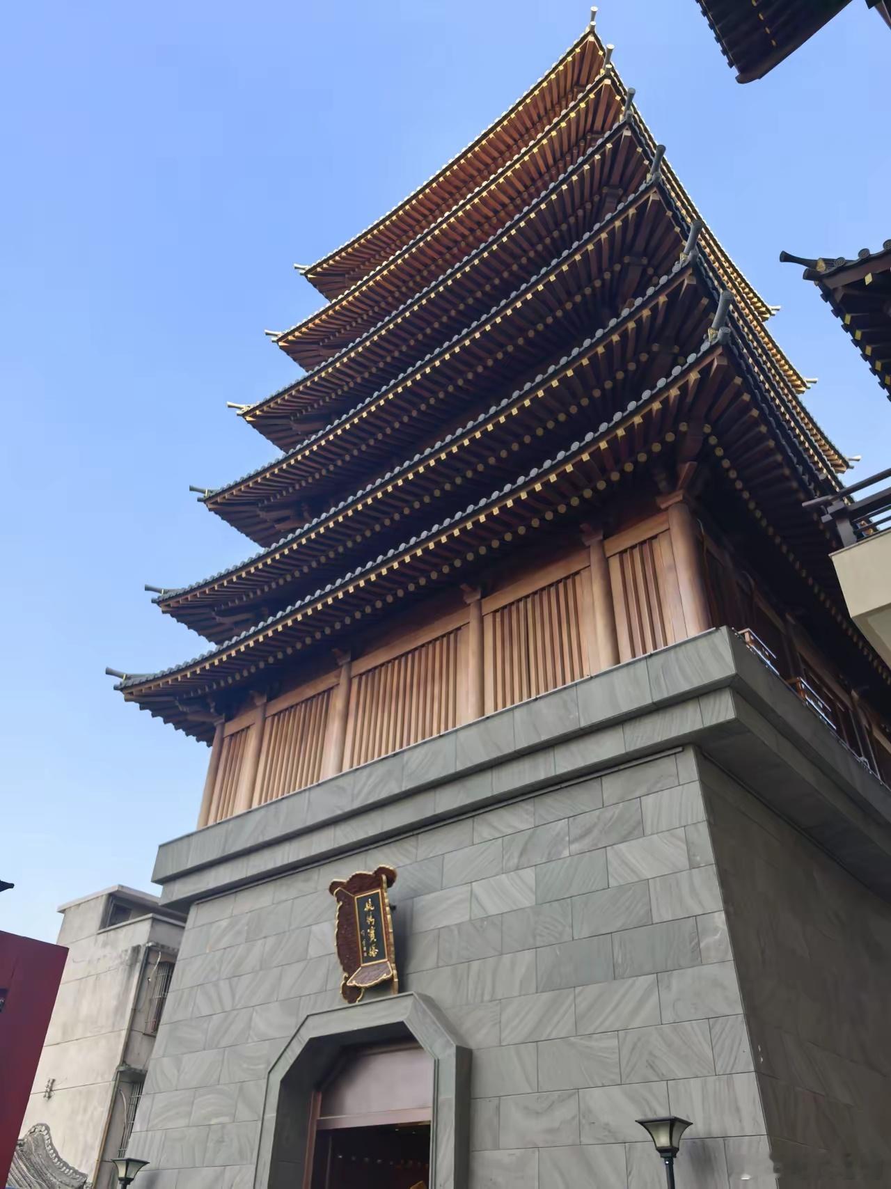 朱瞻基既有其父亲仁宗的仁义，又有其爷爷太宗的勇猛。面对抢皇位的二叔，背后捅刀子的