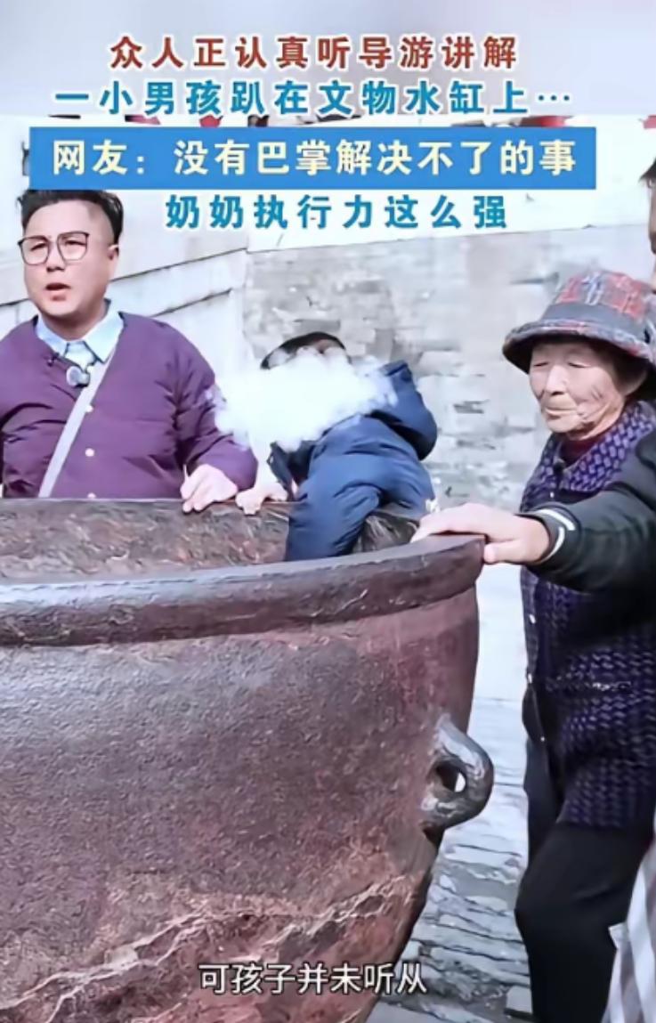 ‘干得漂亮!”3月5日，北京，一导游正在故宫讲解一名小男孩突然凑上前，开始攀爬古