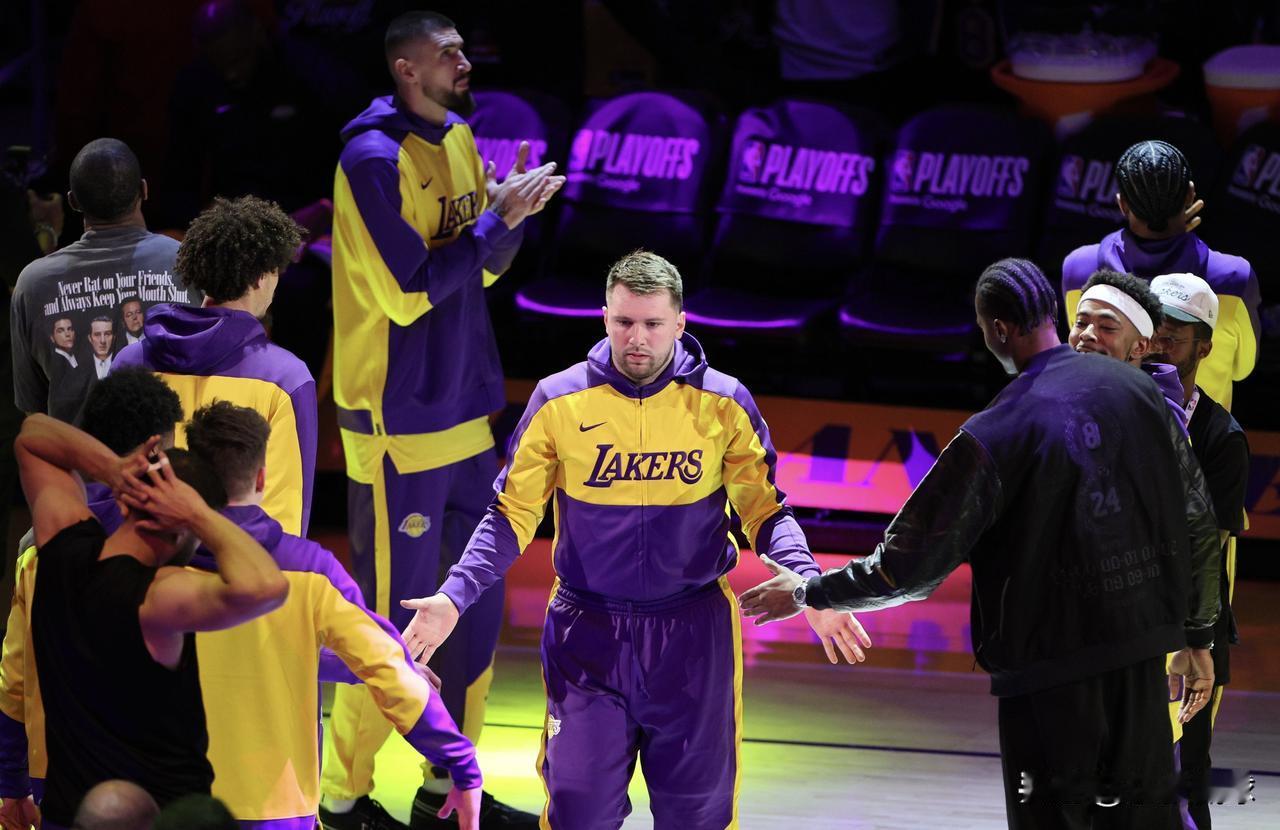 8月3日一大早，NBA湖人传来两个惊爆消息。1、东契奇3年1.65亿美元顶薪