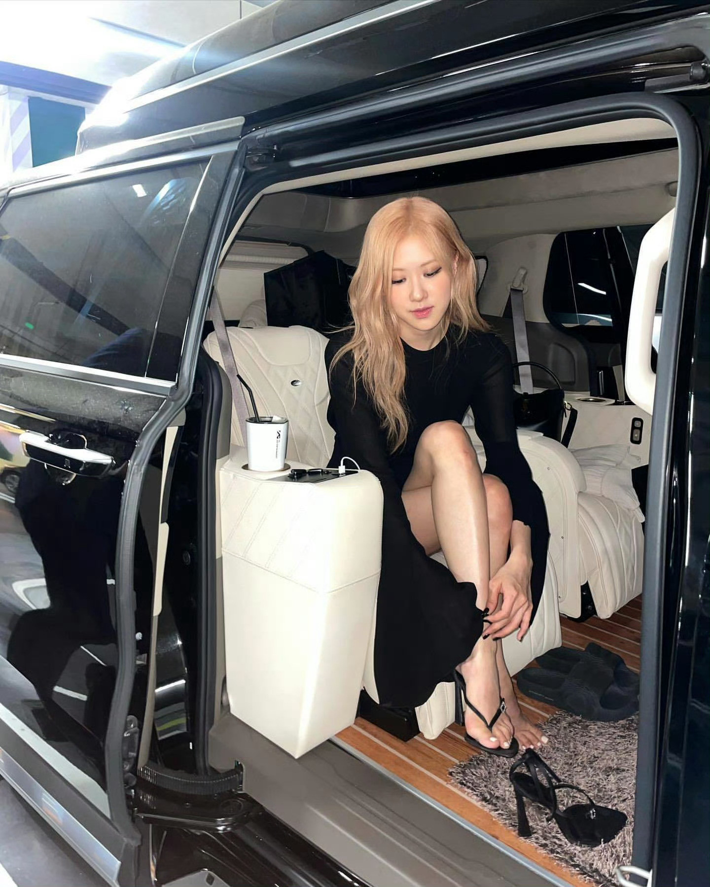 Rosé朴彩英活动美腿又长又直羡慕财阀​​​