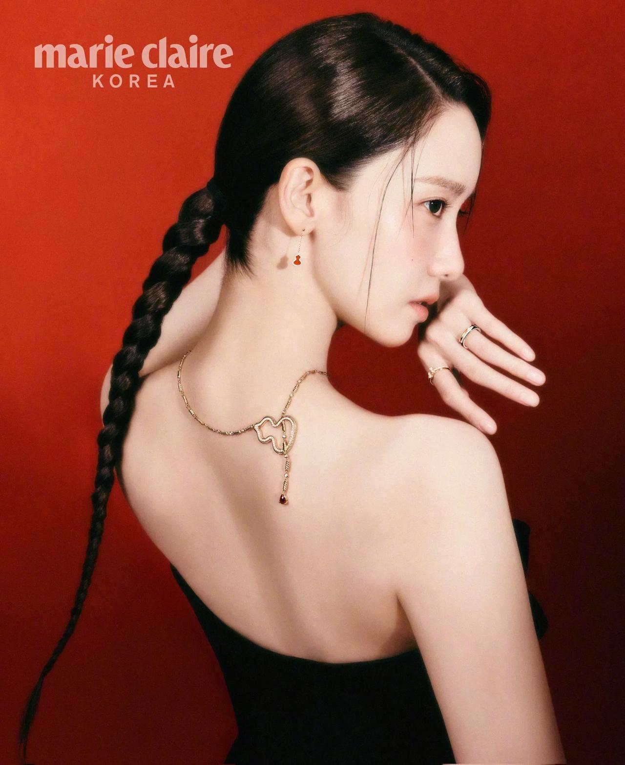 允儿长辫辫好看，穿黑白好看，穿橘色和黄色更灵[红脸笑]林允儿娱乐
