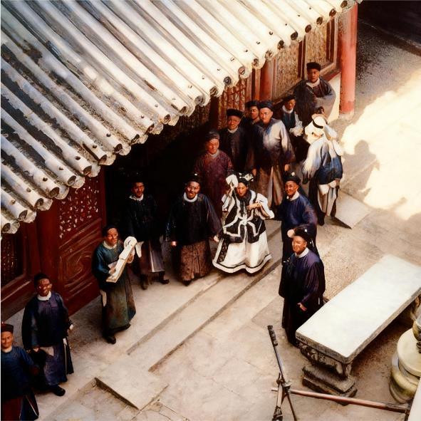 1900年八国联军攻占北京，慈禧携光绪仓皇逃往西安。1901年《辛丑条约》签订后