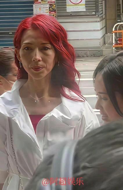 老天呐！差点没认出来了，怎么老成这样了明星素颜