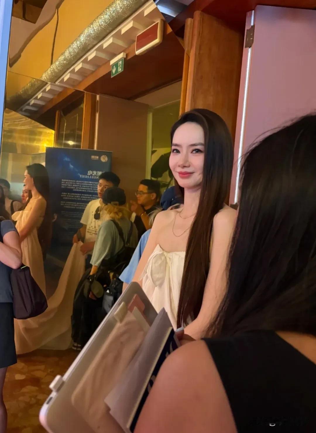 戚薇，应该是中年女星里，唯一一个留黑长直不仅不违和反而很漂亮的女星吧！她现身威