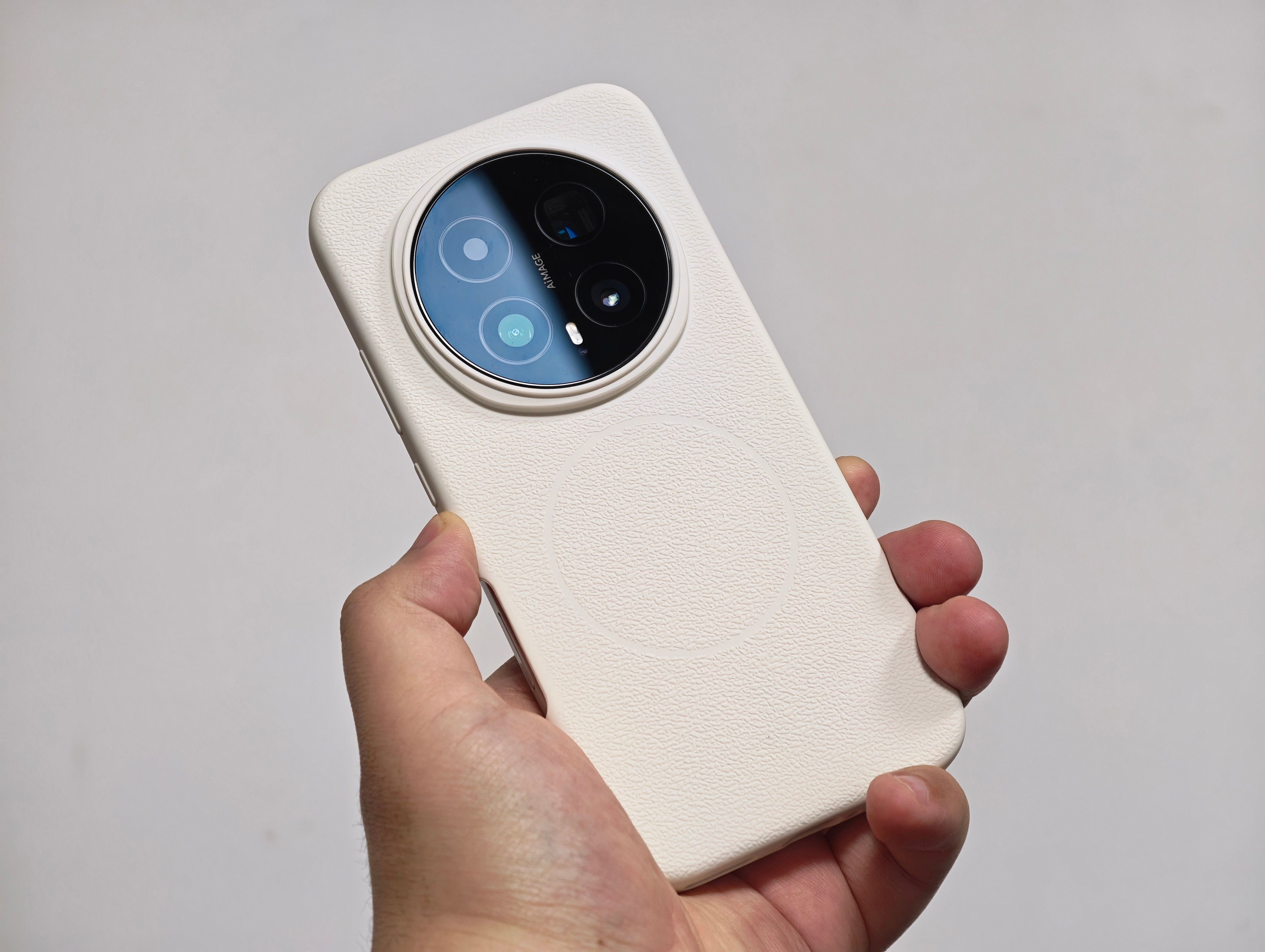 找了个荣耀授权体验店买了一个荣耀Magic8Pro的磁吸手机壳，这是他们店里唯