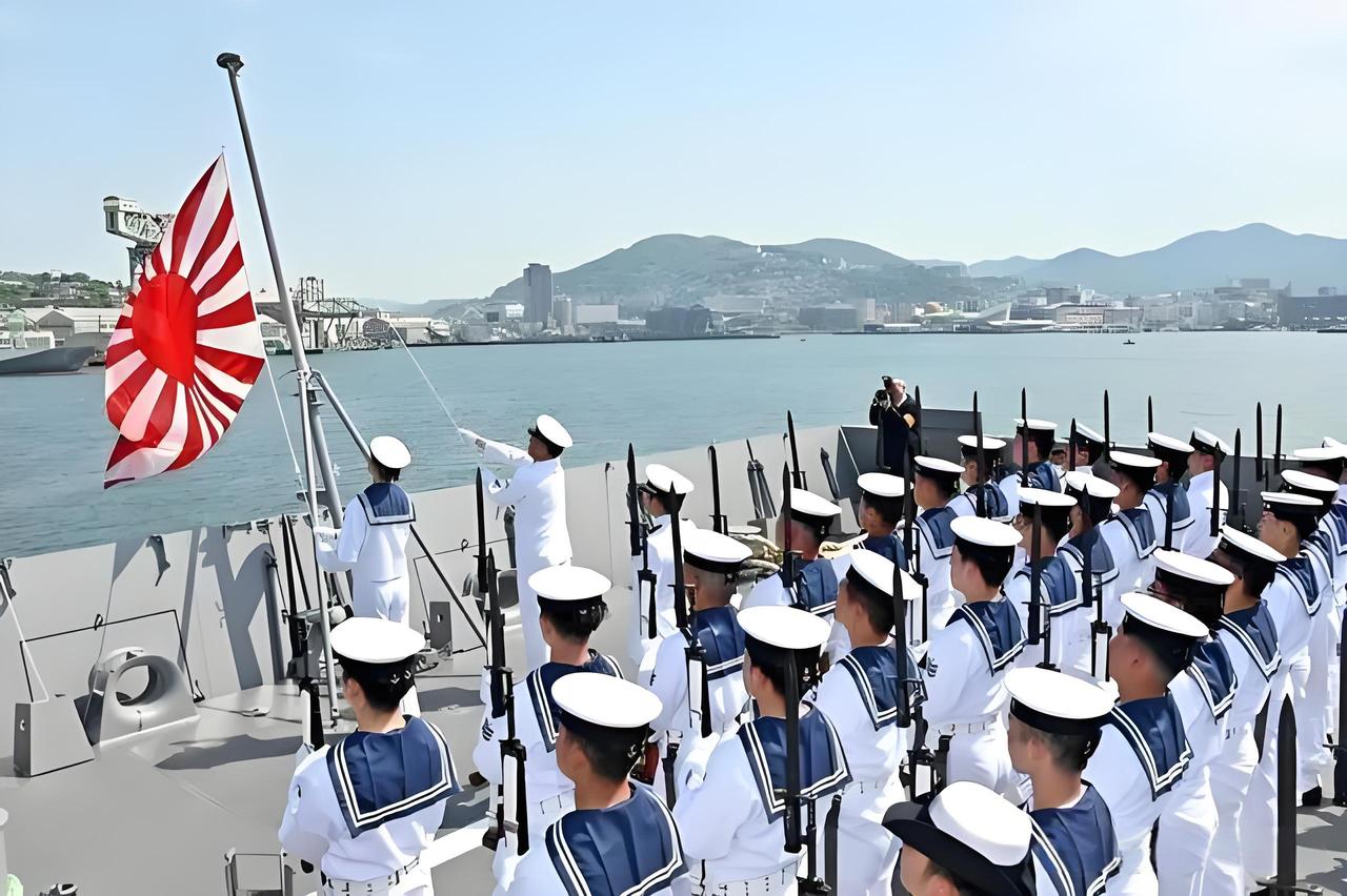 🌛你知道小日本为什么不怕中国，只跪美国和俄罗斯吗？日本人看俄罗斯抖如筛糠，