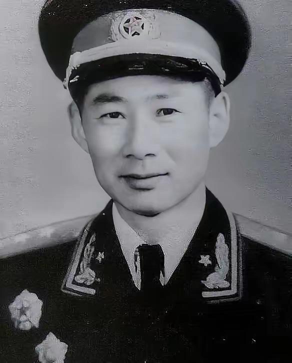 1955年被授“少将”，他一生头部留七块弹片、全身21块弹片，六次重伤不死”。贺