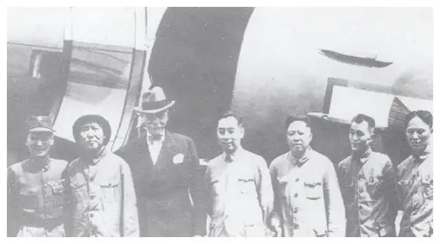 1958年，张治中对毛主席说：有个人借我3000元未还，他官很大。1958年，在