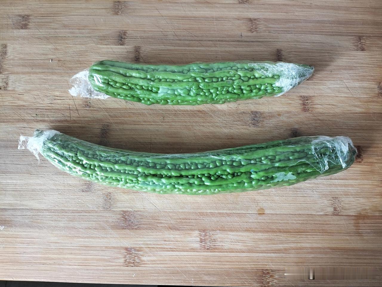 天热，火气大！炒点苦瓜吃吃，苦瓜炒鸡蛋，去火又下饭。