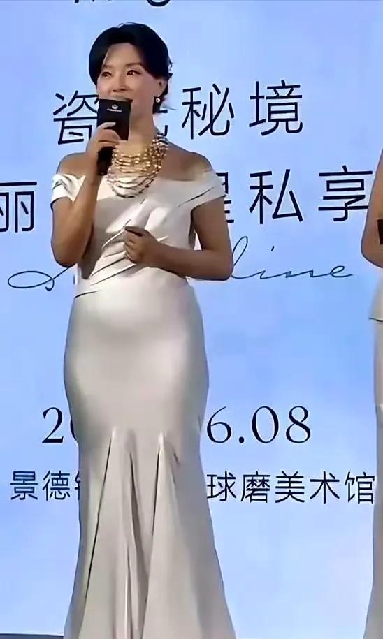 48岁的陈数去参加活动，那小肚子可太引人注目啦。