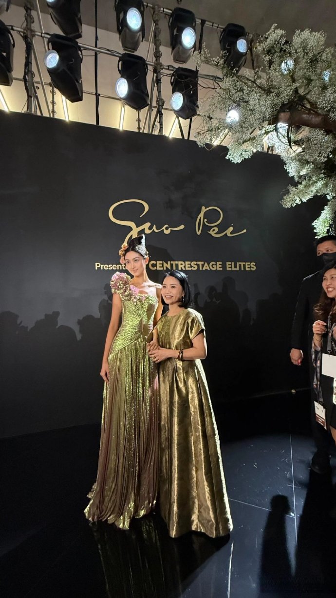 任达华女儿更新T台走秀图，任晴佳气质太高级了，身材颜值都很好！​​​